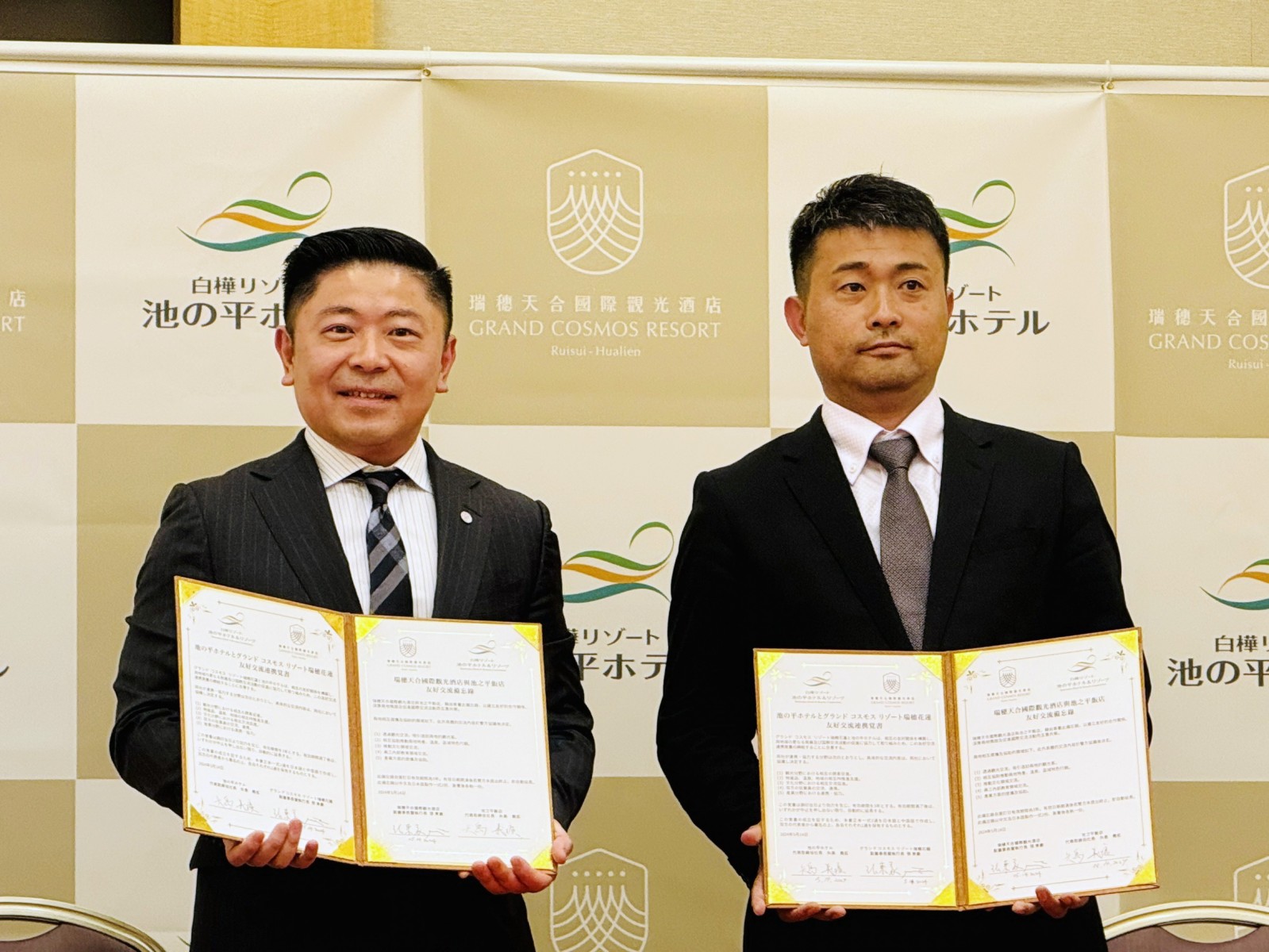 天成飯店集團執行長張東豪(左)與日本長野縣池之平飯店代表取締役社長Yajima Yoshihiro(右)簽訂友好交流1